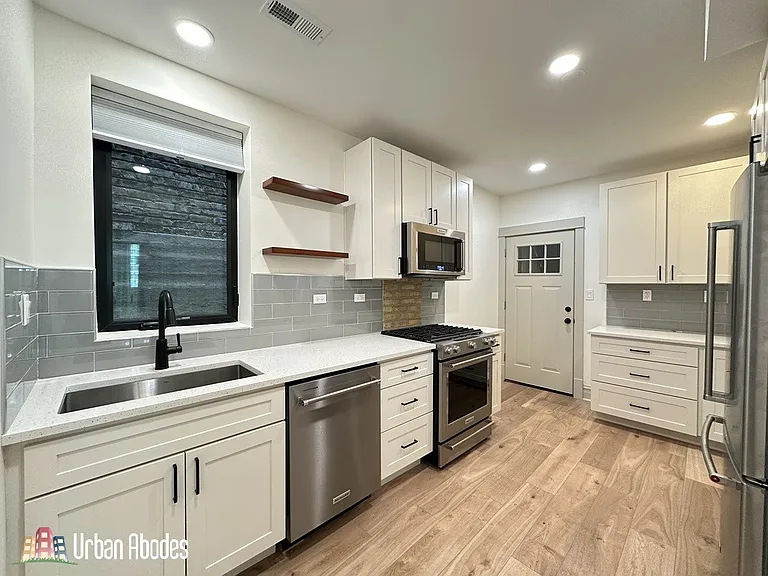 1933 N Fairfield Ave — Photo 2