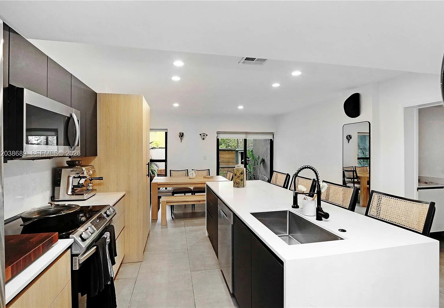 2 bed, 2.5 bath, 1156 sqft, $5,300 — Photo 2