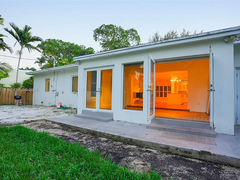355 Redwood Ln — Photo 19