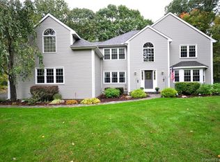 8 Sun Pond Ln, New Milford, CT 06776