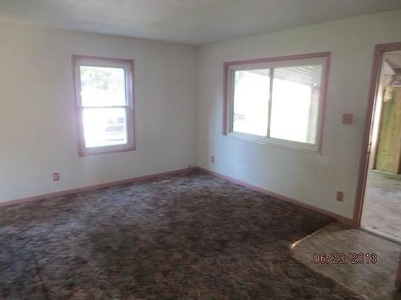 3rd image of 967 Hunter Dr