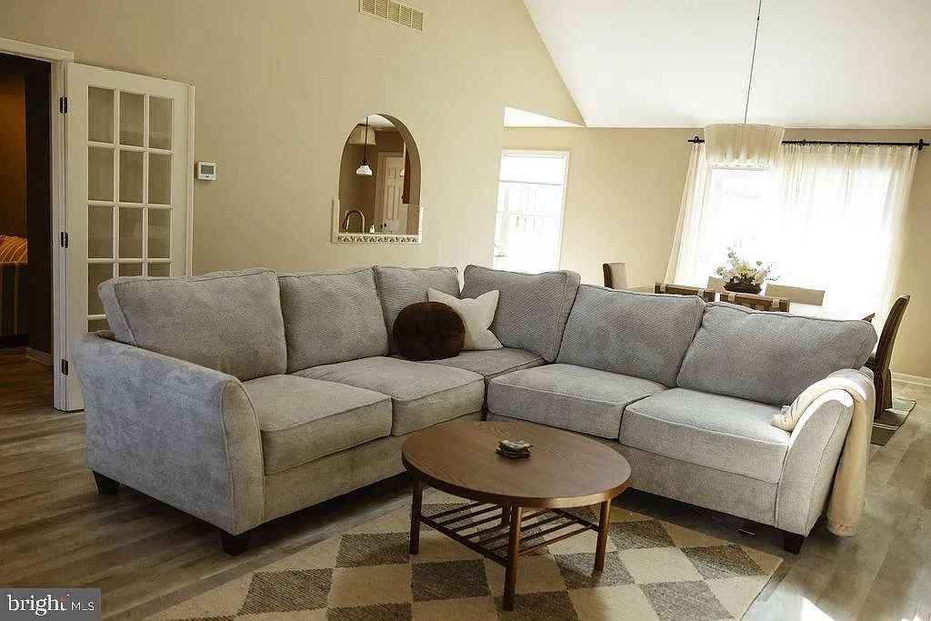 3 bed, 2143 sqft, $2,500 — Photo 4