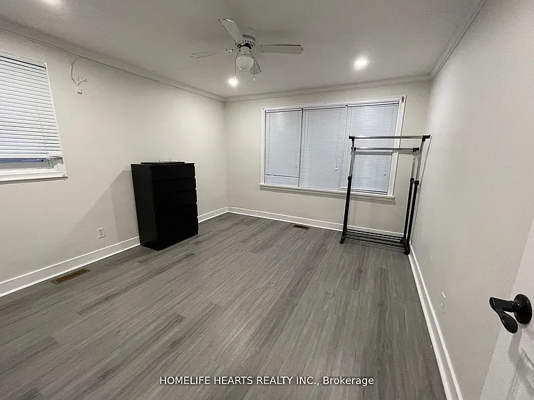 4674 Eastwood Cres — Photo 20