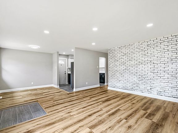 5th image of 615 W 16th Pl