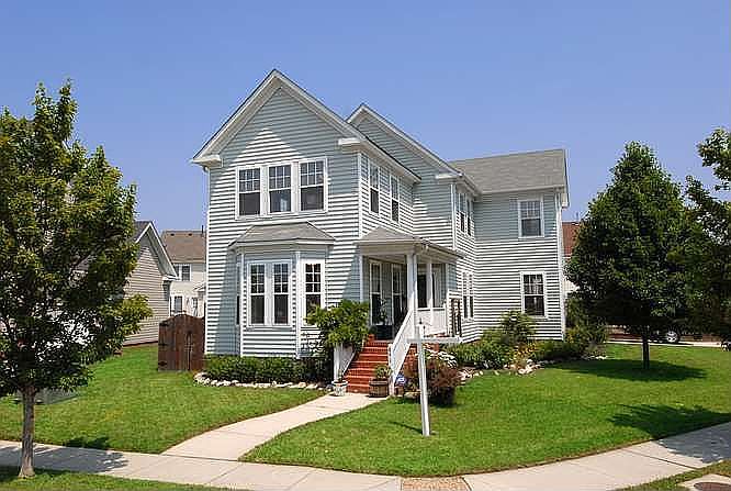 1st image of 841 Reservoir Cres