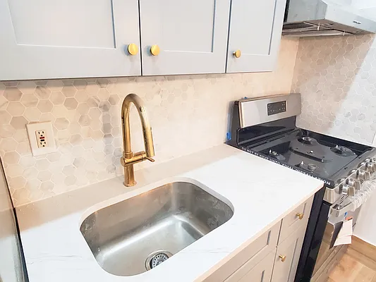 Rented by Realty 2000 Corp | media 9