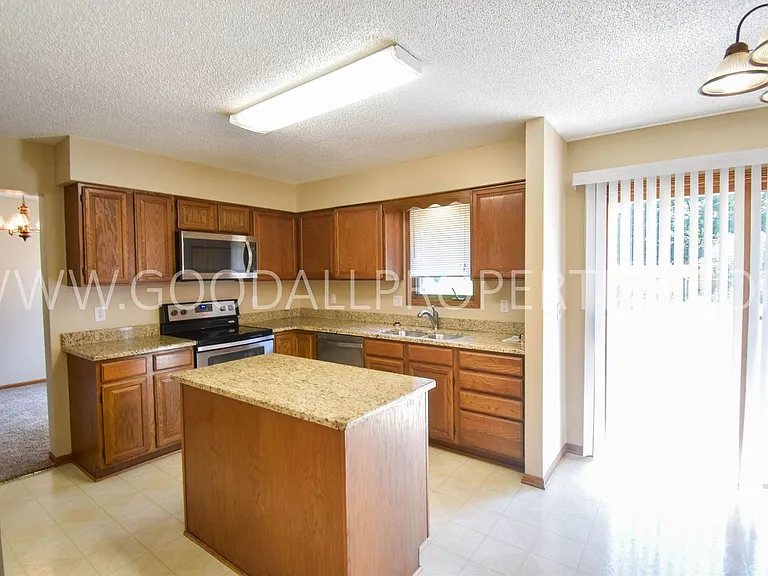 1104 Prairie View Dr — Photo 5