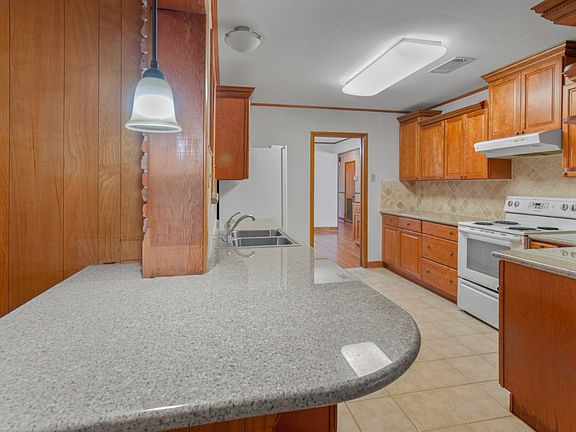 4th image of 564 Summit Ridge Dr