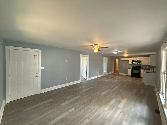 207 Bradford Dr — Photo 3