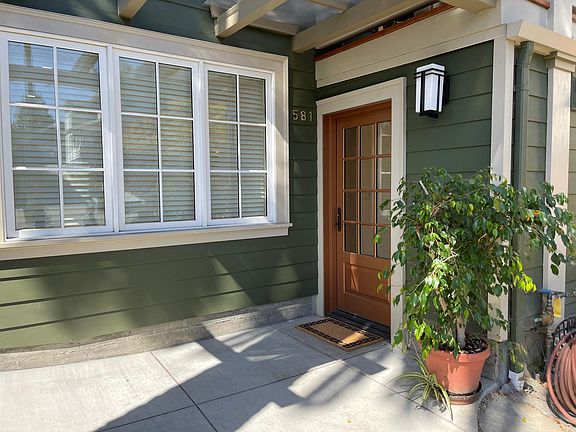 Entry to 581 Walavista