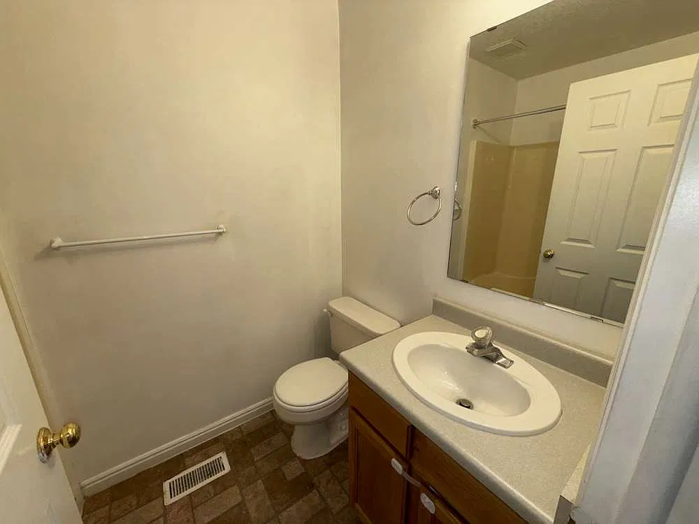2 bed, 1.5 bath, 960 sqft, $1,050 — Photo 3