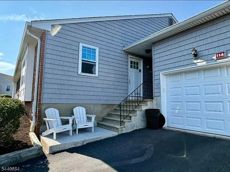 114 Brandywyne Dr — Photo 2