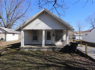 210 NW 2nd St, Casey, IL 62420