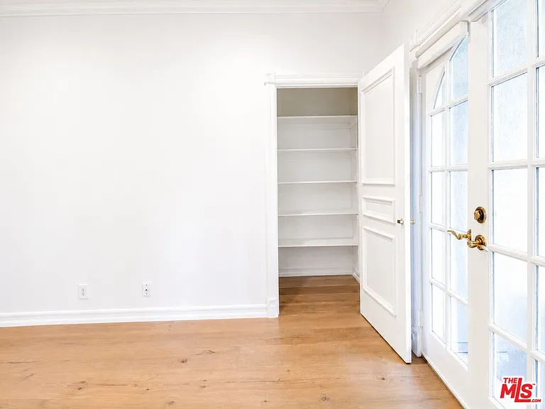 342 N Palm Dr #201 — Photo 29