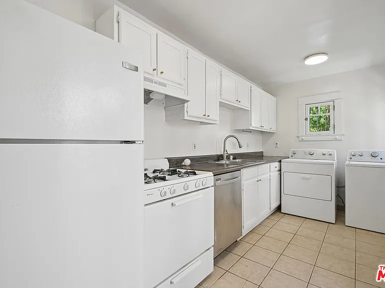 2515 Elsinore St — Photo 6