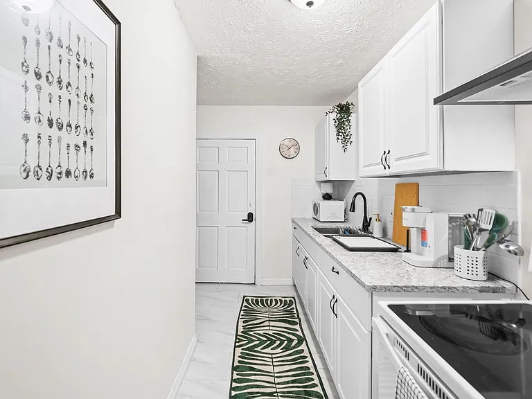 145 W 10th St #B — Photo 8