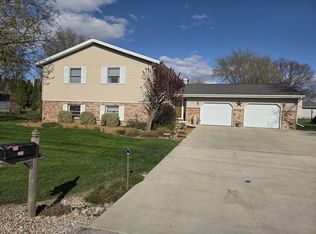 203 N Delane Dr, Heyworth, IL 61745