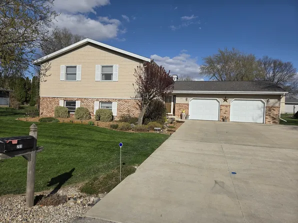 203 N Delane Dr, Heyworth, IL 61745