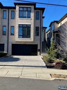 1543 11th St #A, Fort Lee, NJ, 07024