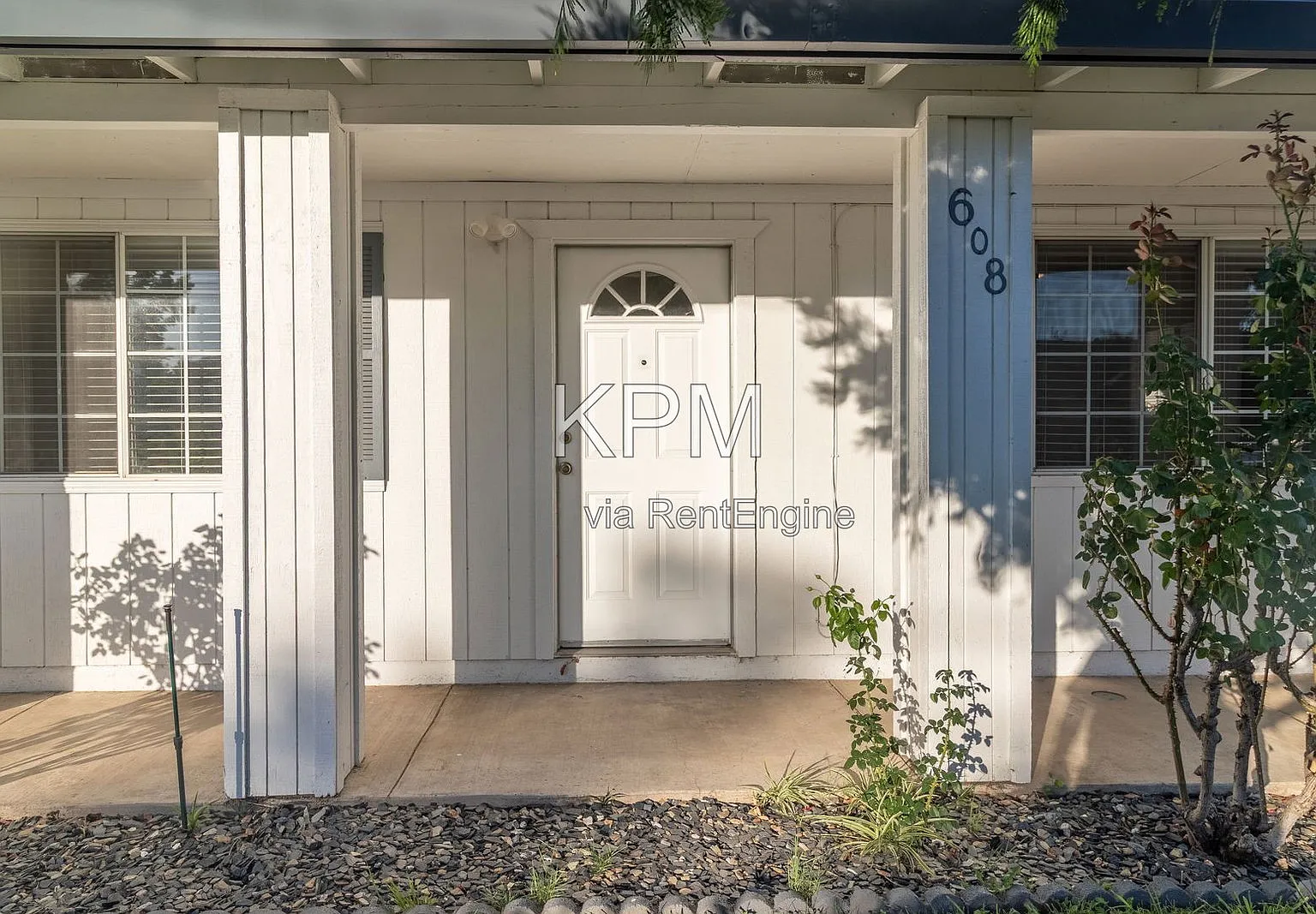 3 bed, 2.0 bath, 1178 sqft, $2,300 — Photo 2