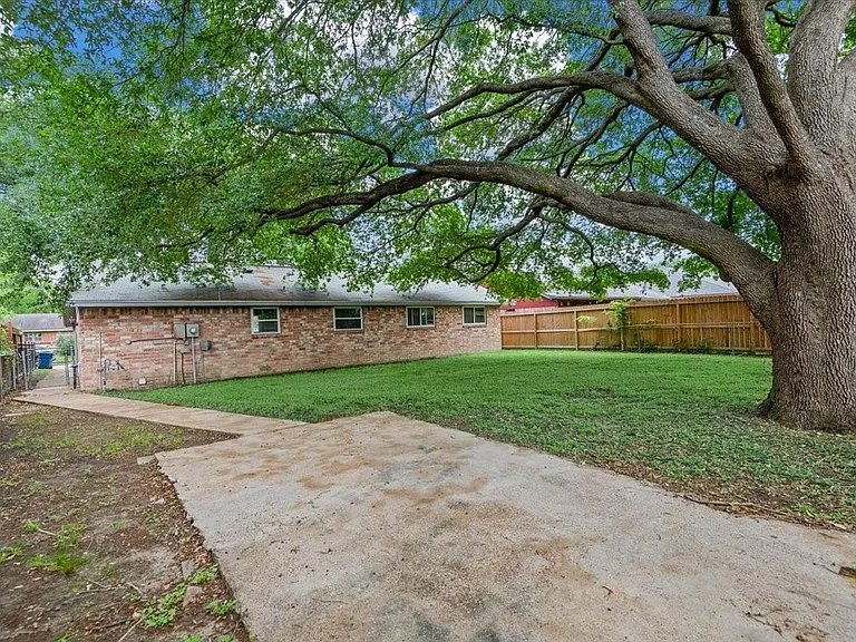 1935 Barnsley Ln — Photo 32