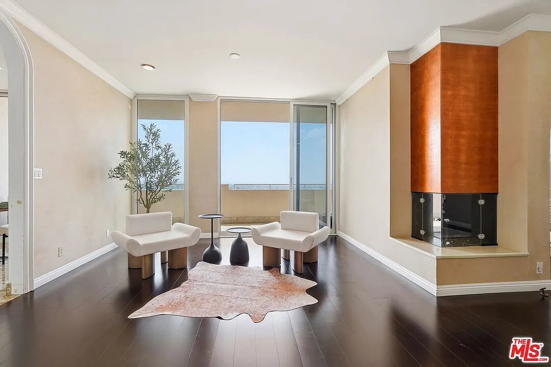2 bed, 2.5 bath, 2011 sqft, $7,995 — Photo 4