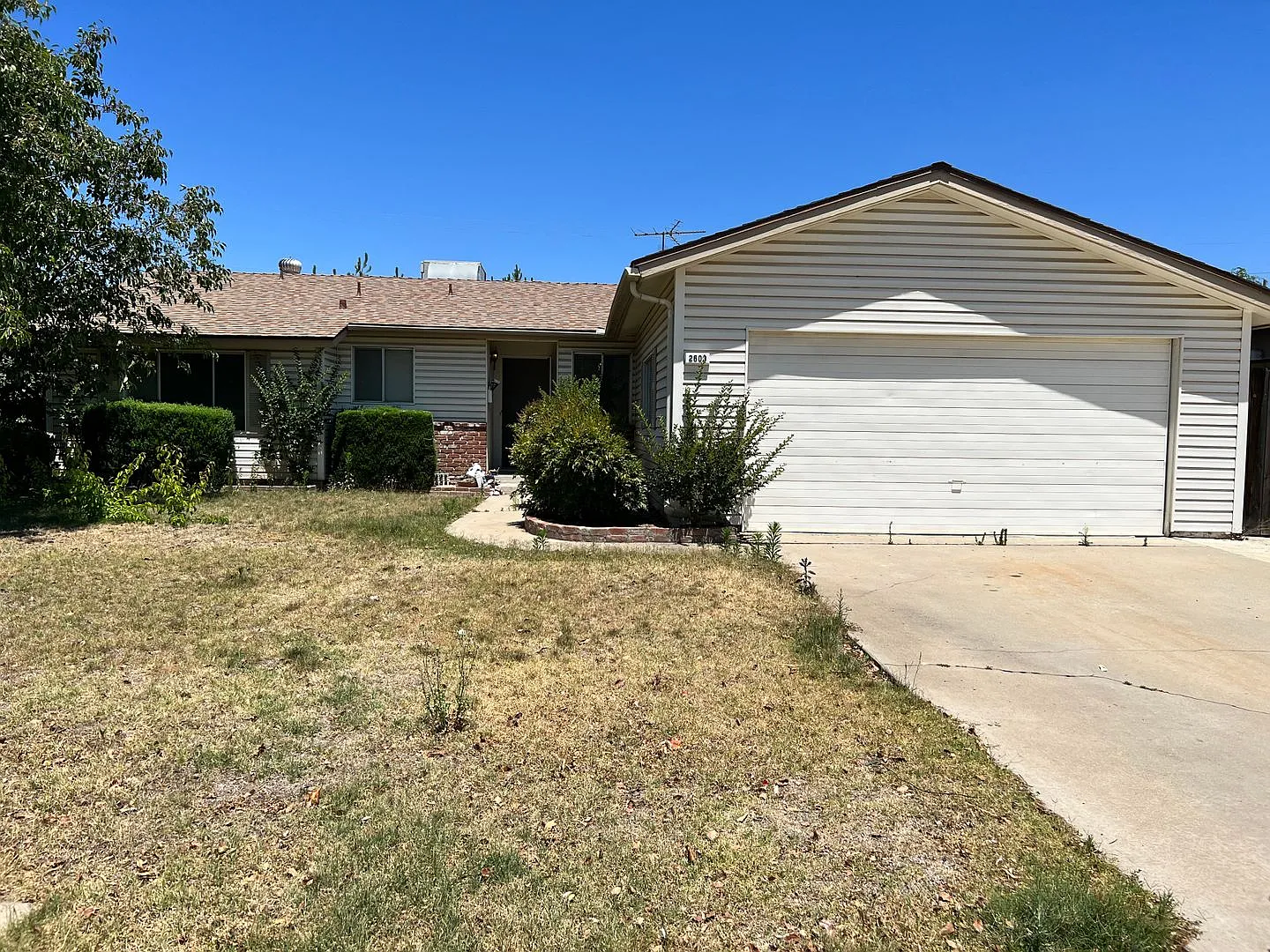 Clovis Home-Convenient location to shopping & entertainment — Photo 1