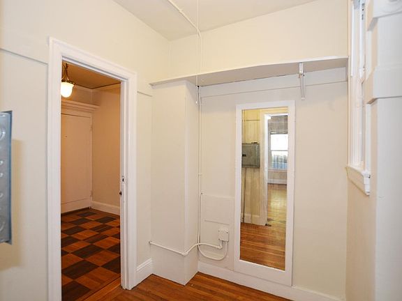 5th image of 860 Oak St APT 3