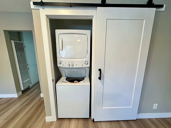 2nd image of 1120-1130 N Laurel Ave W #4F