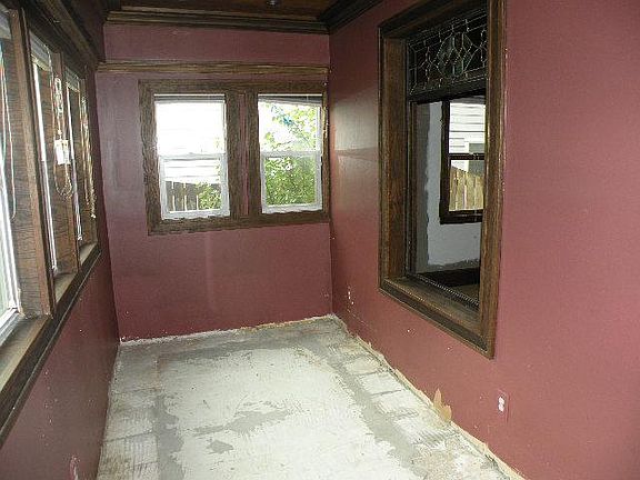 3rd image of 2621 Fillmore St NE