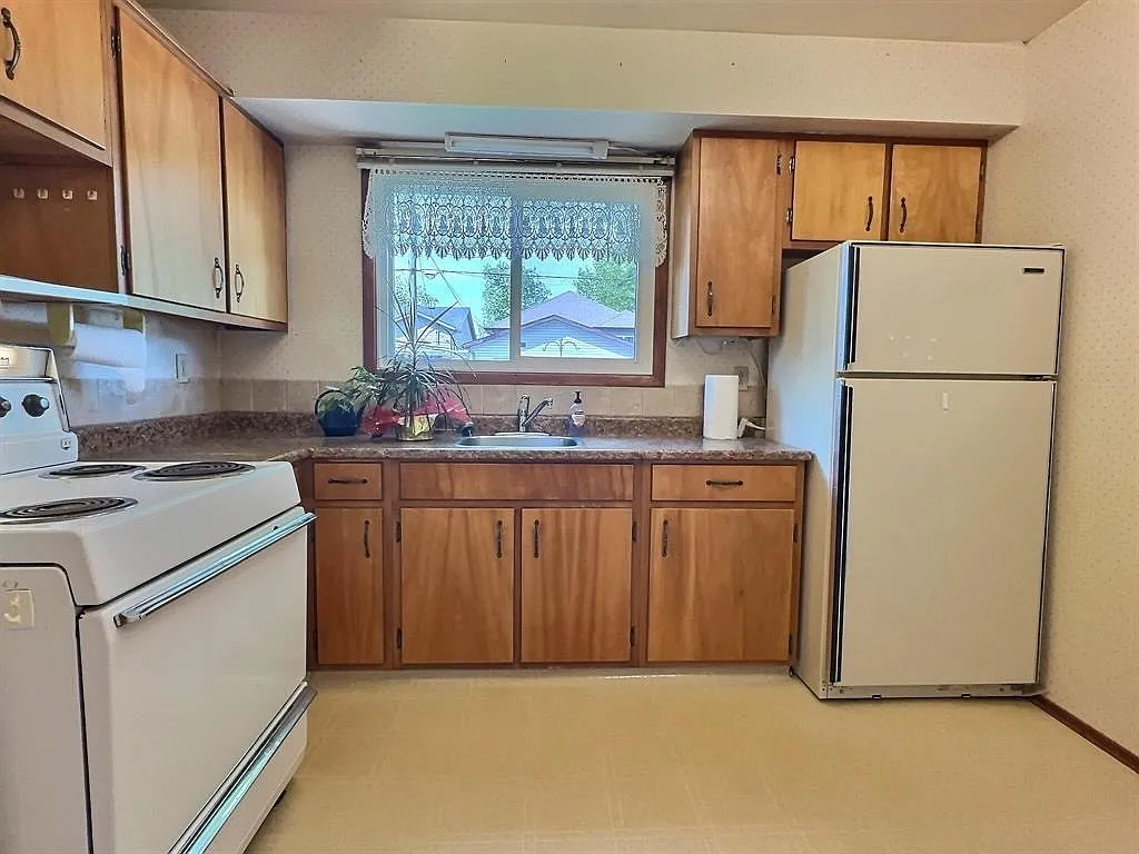 827 Barry Avenue — Photo 4