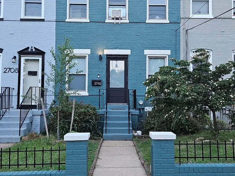 2720 10th St NE — Photo 1