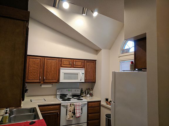 4th image of 164 Lake Forest Court # Top Floor