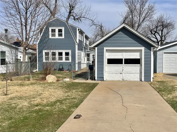 160 38th St NE, Cedar Rapids, IA 52402