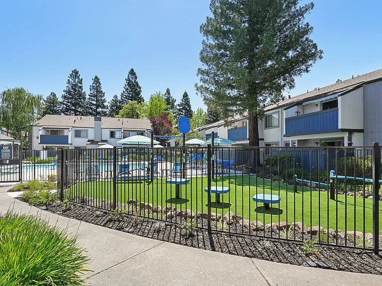 Kentwood Apartments — Photo 61