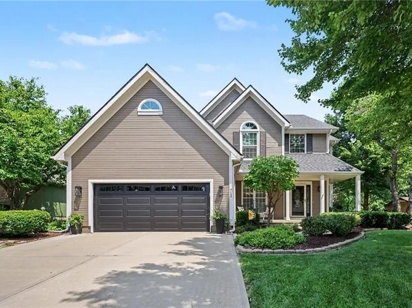 712 Cottonwood Dr, Lansing, KS 66043