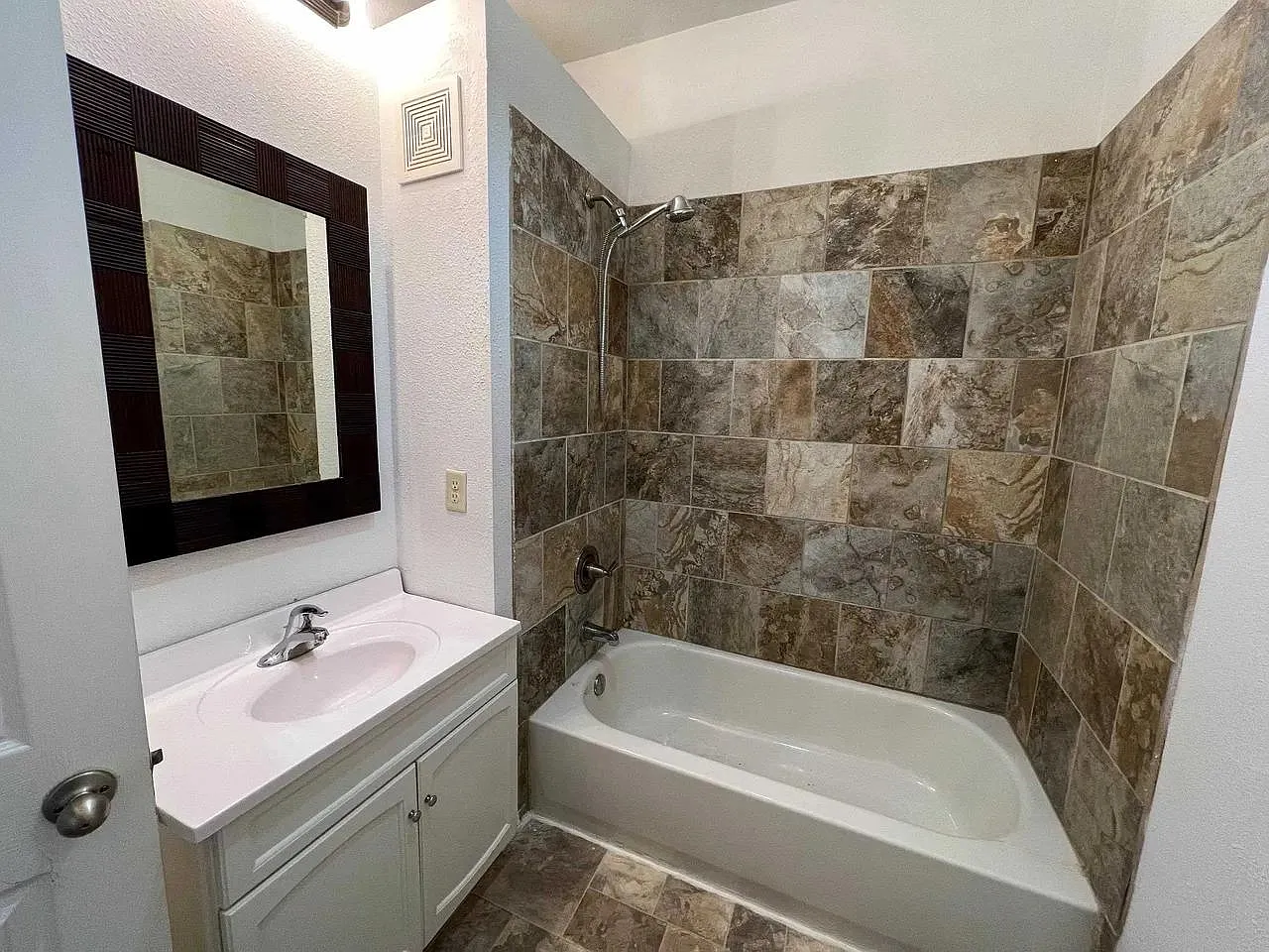 3 bed, 1137 sqft, $1,750 — Photo 2