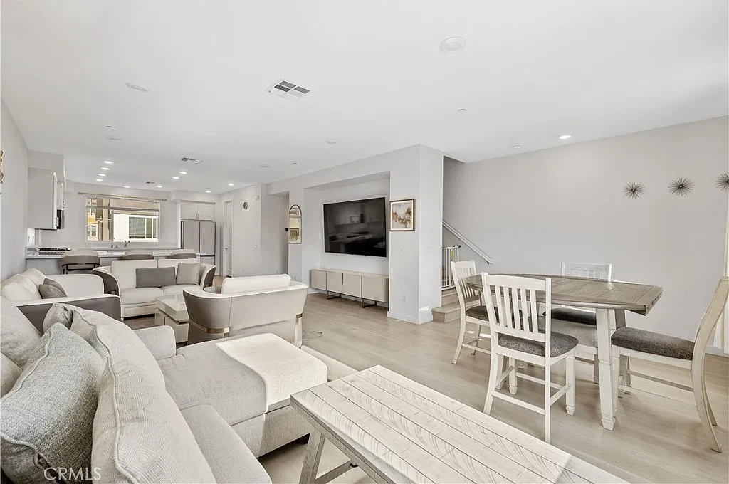 3 bed, 1920 sqft, $4,395 — Photo 2