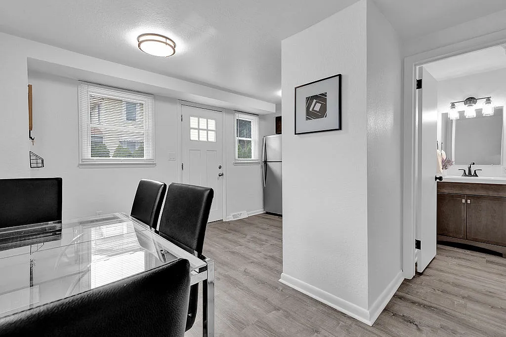 3 bed, 1.5 bath, 1084 sqft, $1,595 — Photo 2