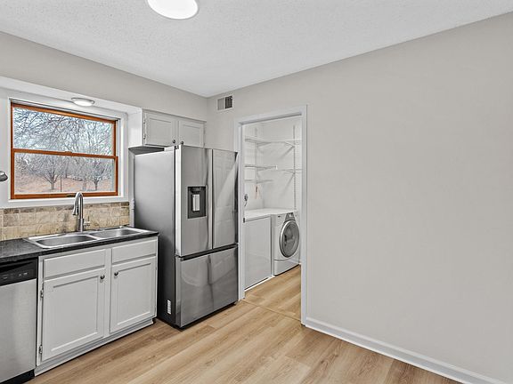 4th image of 14271 Bedford Dr