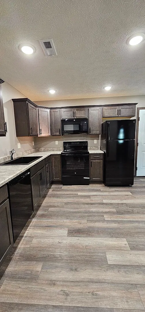 Newly constructed 2-bedroom, 1 bathroom, 2 car garage. — Photo 2