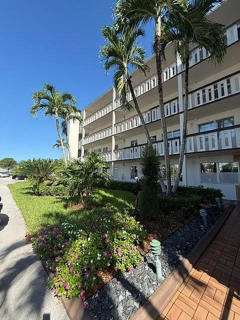 2 bed, 2.0 bath, 896 sqft, $1,700 — Photo 3