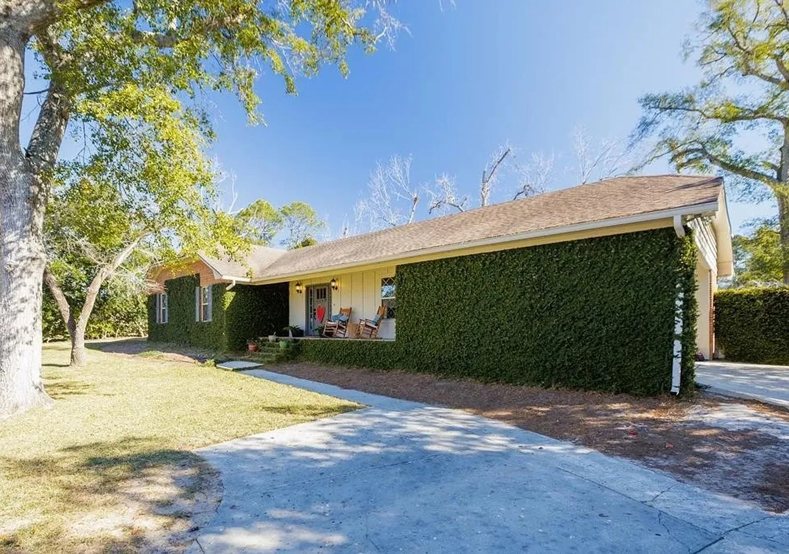 Stunning & Spacious 3-BR Home with Sunroom & Bonus Room in Valdosta! — Photo 2