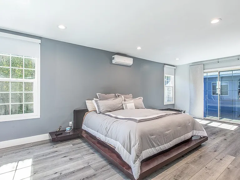 1207 Greenacre Ave — Photo 5