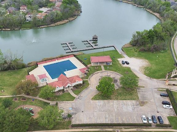 4th image of 1915 Crescent Oak Dr