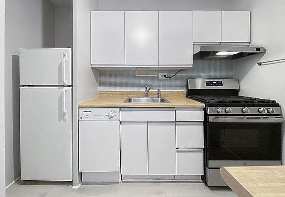 4th image of 300 E 33rd St APT 6G