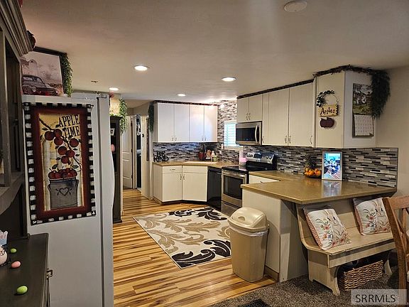4th image of 402 Violet St
