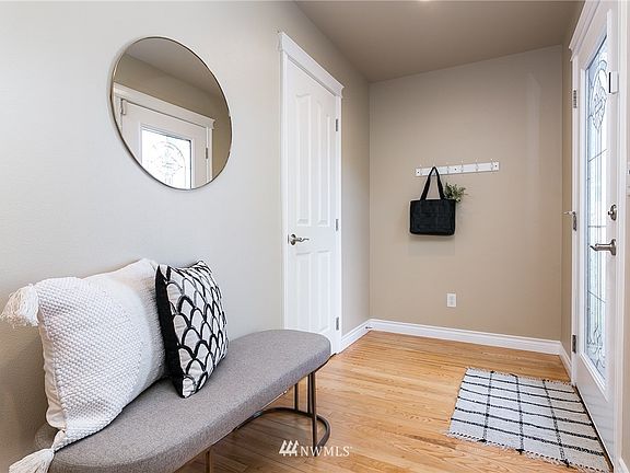  Entry way... powder room on the left. 