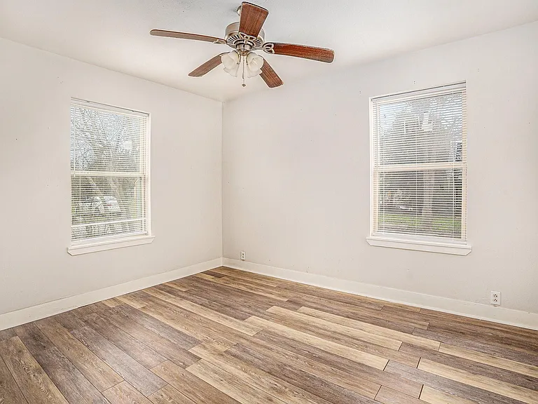 202 Beatrice St — Photo 11