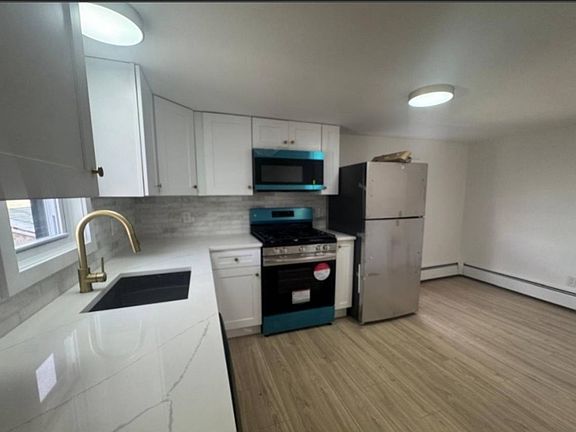 2nd image of 282 Green Ave Floor 2